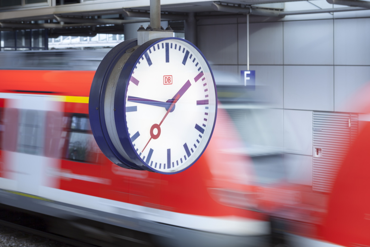 Bahnhofsuhr - Uhr auf einem Bahnsteig im Bahnhof DÃ¼sseldorf Flughafen (Foto: Â© DB AG /Axel Hartmann)
