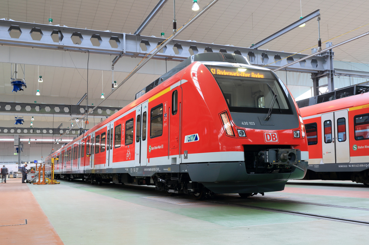 Die ersten von insgesamt 91 neuen S-Bahnen der Baureihe ET 430 wurden am 11.04.2014 in Frankfurt der Ã–ffentlichkeit vorgestellt. Insgesamt hat DB Regio Hessen rund 500 Millionen Euro investiert. S-Bahn-Werk Rhein-Main, Frankfurt am Main, ET 430 S-Bahn Rhein-Main. Der vom Hersteller Bombardier neu angelieferte ET 430 beim Eingangscheck in der Werkstatt.
