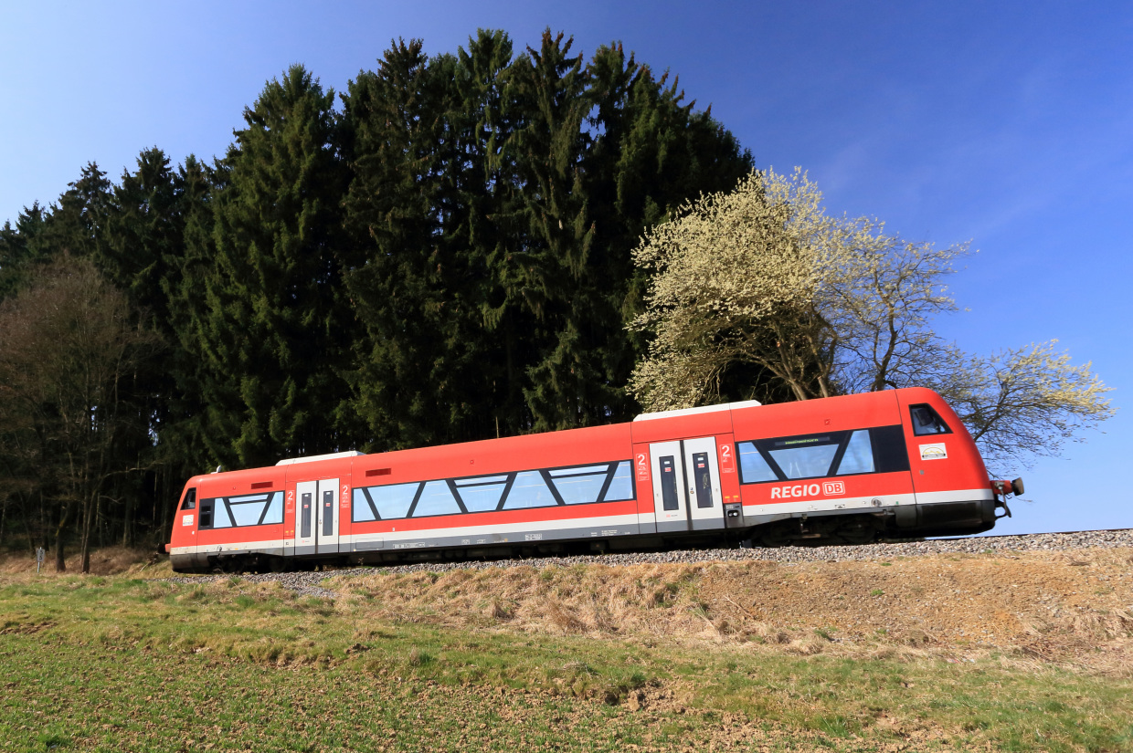 Regionalzug von WeiÃŸenhorn nach Ulm Hbf bei Witzighausen. (Foto: Â© DB AG / Uwe Miethe)