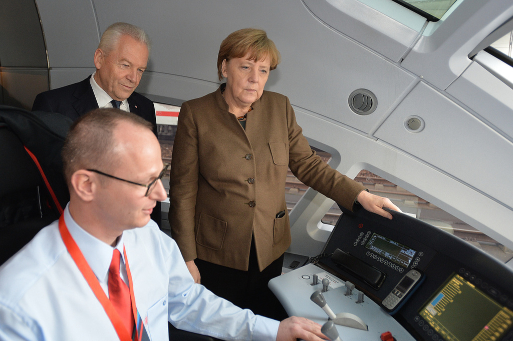 Bundeskanzlerin Angela Merkel und Bahnchef RÃ¼diger Grube fahren im FÃ¼hrerstand bei der ErÃ¶ffnungsfahrt VDE 8.2 mit (Foto: Â© DB AG / Jet-Foto Kranert)