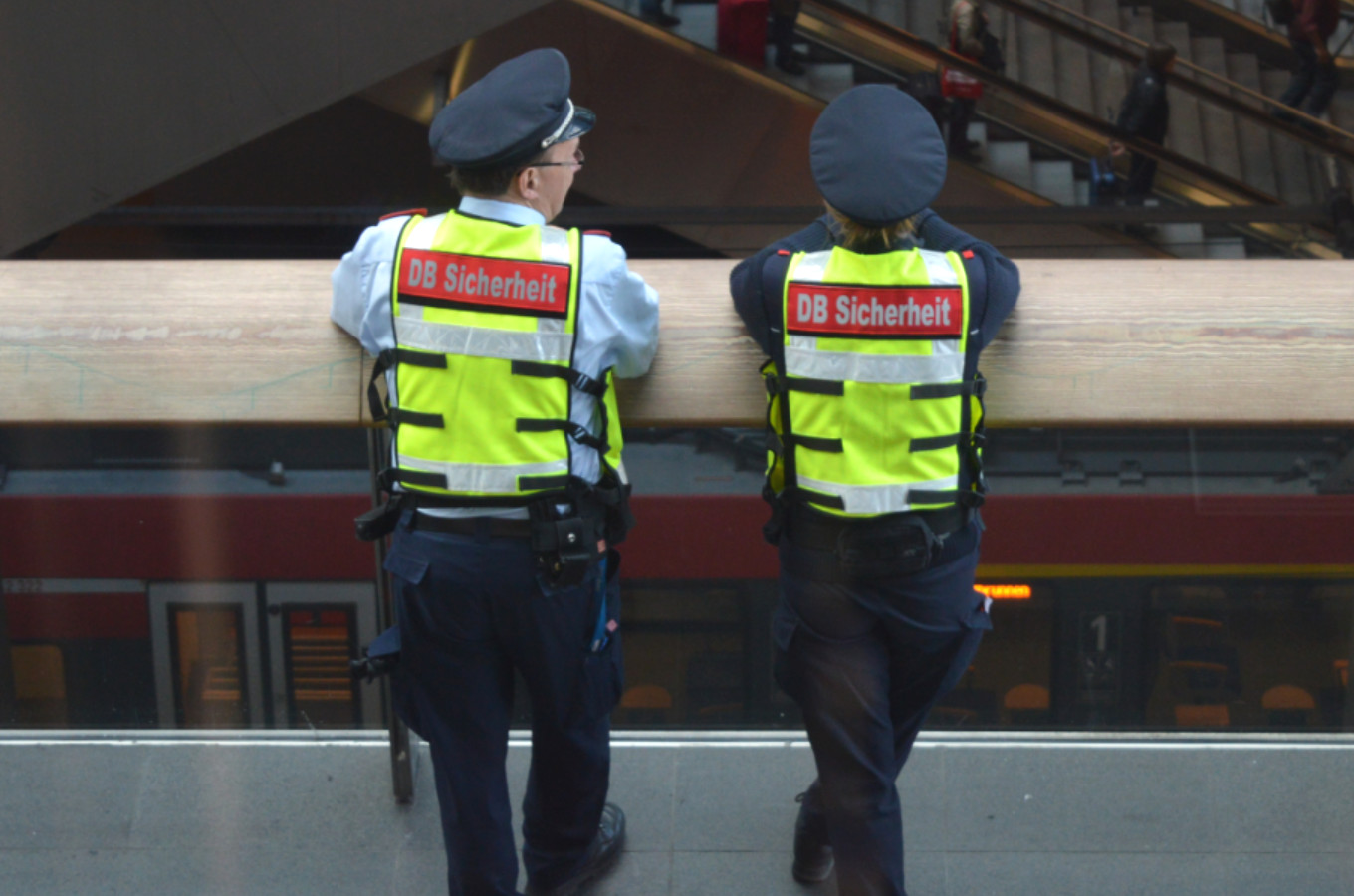 Mitarbeiter der DB Sicherheit haben alles im Blick. (Foto: Â© Bahnblogstelle)