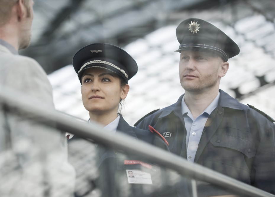 Beamter der Bundespolizei und Mitarbeiterin DB Sicherheit im GesprÃ¤ch mit einem Reisenden. (Foto: DB AG / Max LautenschlÃ¤ger)