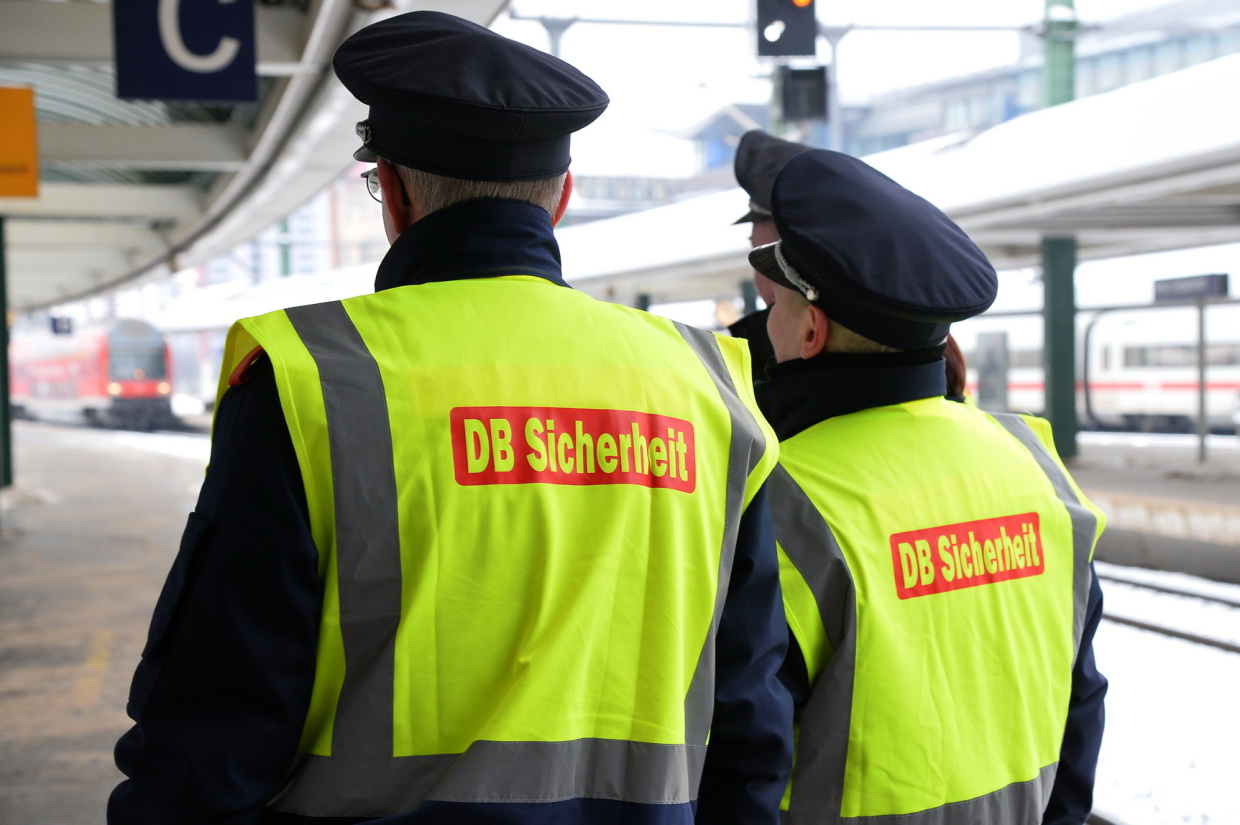 Symbolbild: Mitarbeiter der DB Sicherheit. (Foto: Â© DB AG / Jet-Foto, Kranert)