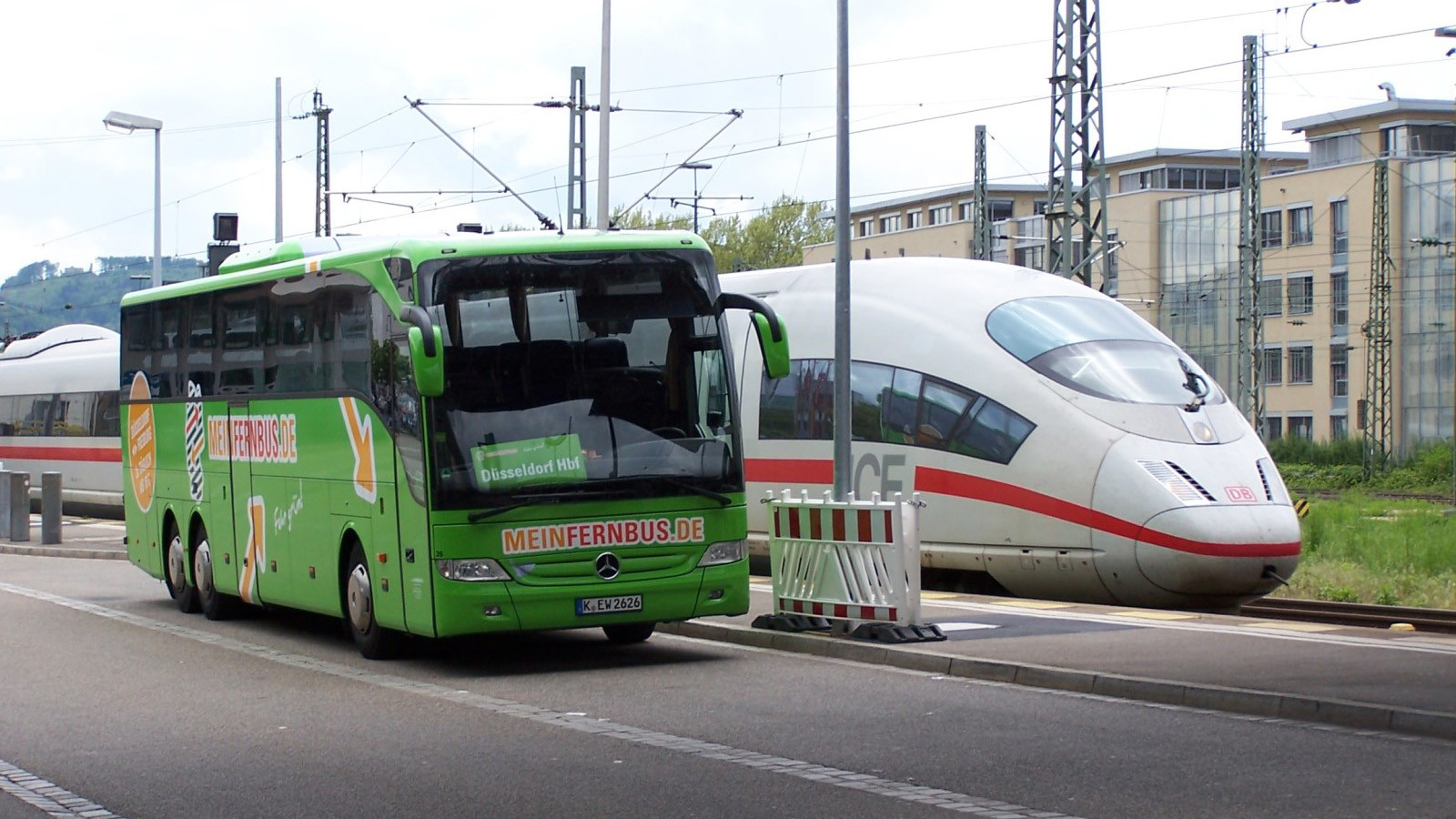 Unlauterer Wettbewerb: Der Fernbus ist von der Maut befreit, wÃ¤hrend die Bahn zahlt. (Foto: Â© Allianz pro Schiene)