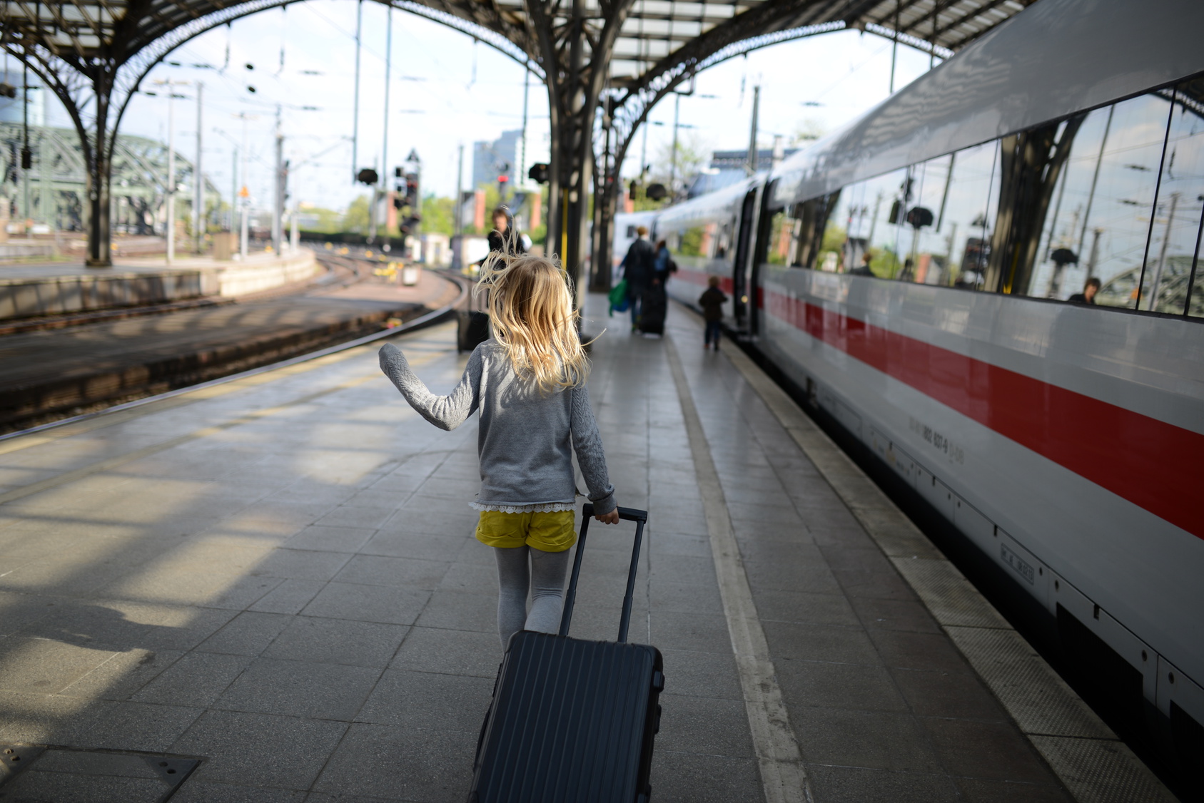 Symbolbild: Familie verreist mit der Bahn. (Foto: Â© lunaundmo / fotolia)