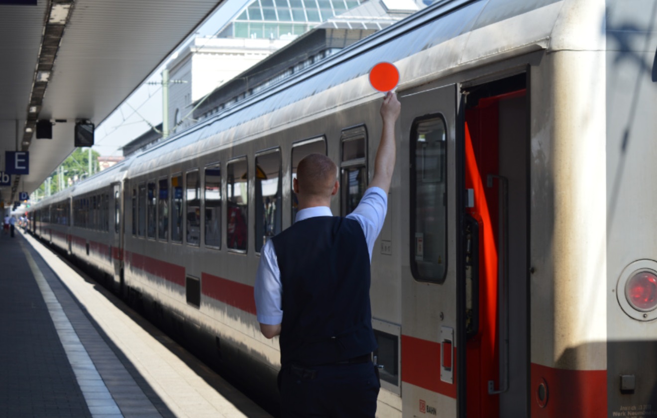 Zugbegleiter gibt Fertigmeldung (Foto: Â© Bahnblogstelle)