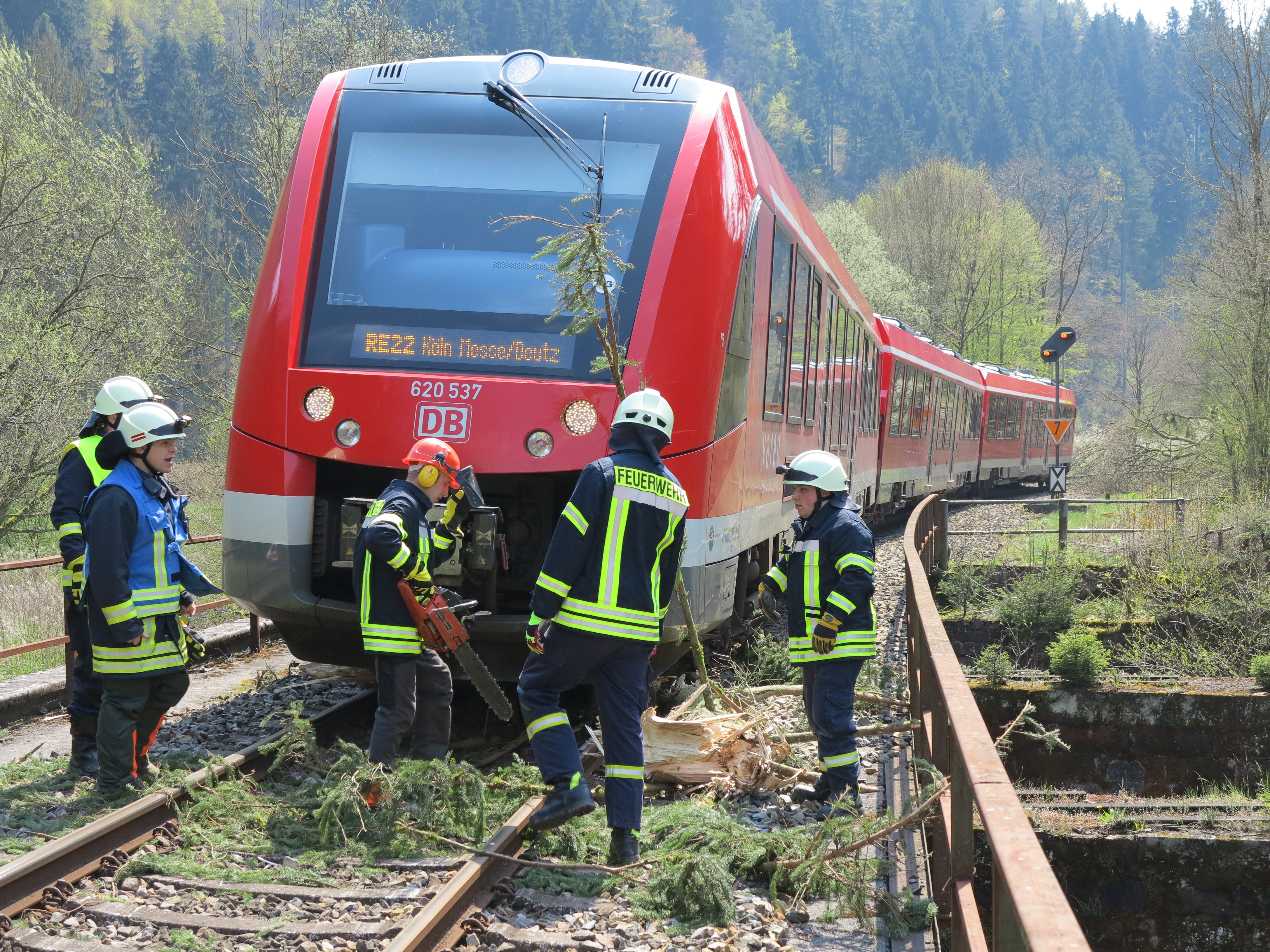 Die Feuerwehr entfernte die unter dem Triebwagen verkeilten Baumreste. Durch den ZusammenstoÃŸ wurde der Zug beschÃ¤digt und konnte nicht weiterfahren. (Foto: Â© Bundespolizei)