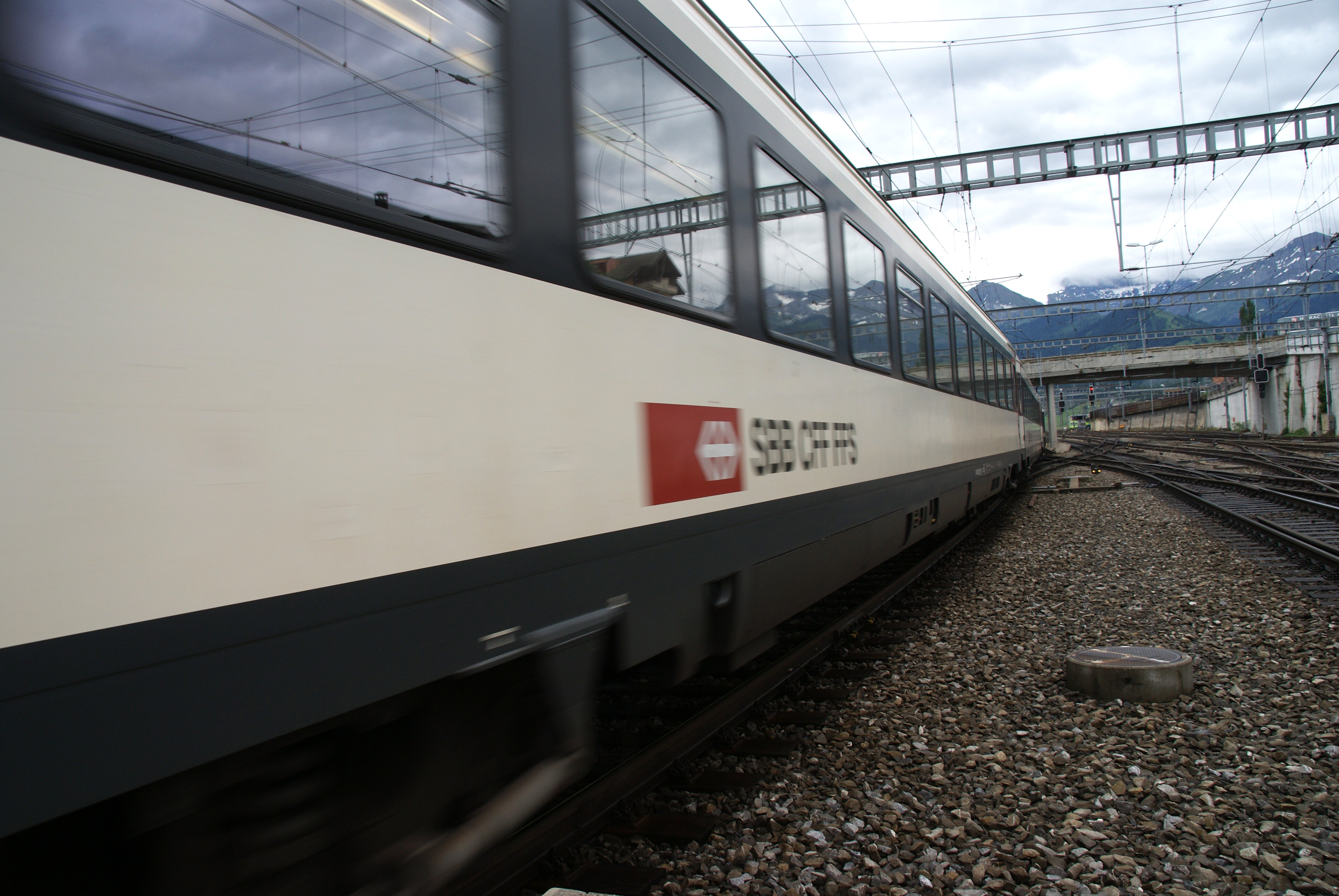 Symbolbild: Vorbeifahrt eines Intercity-Zuges der SBB. (Foto: Â© Stefan Kernen / pixelio.de)