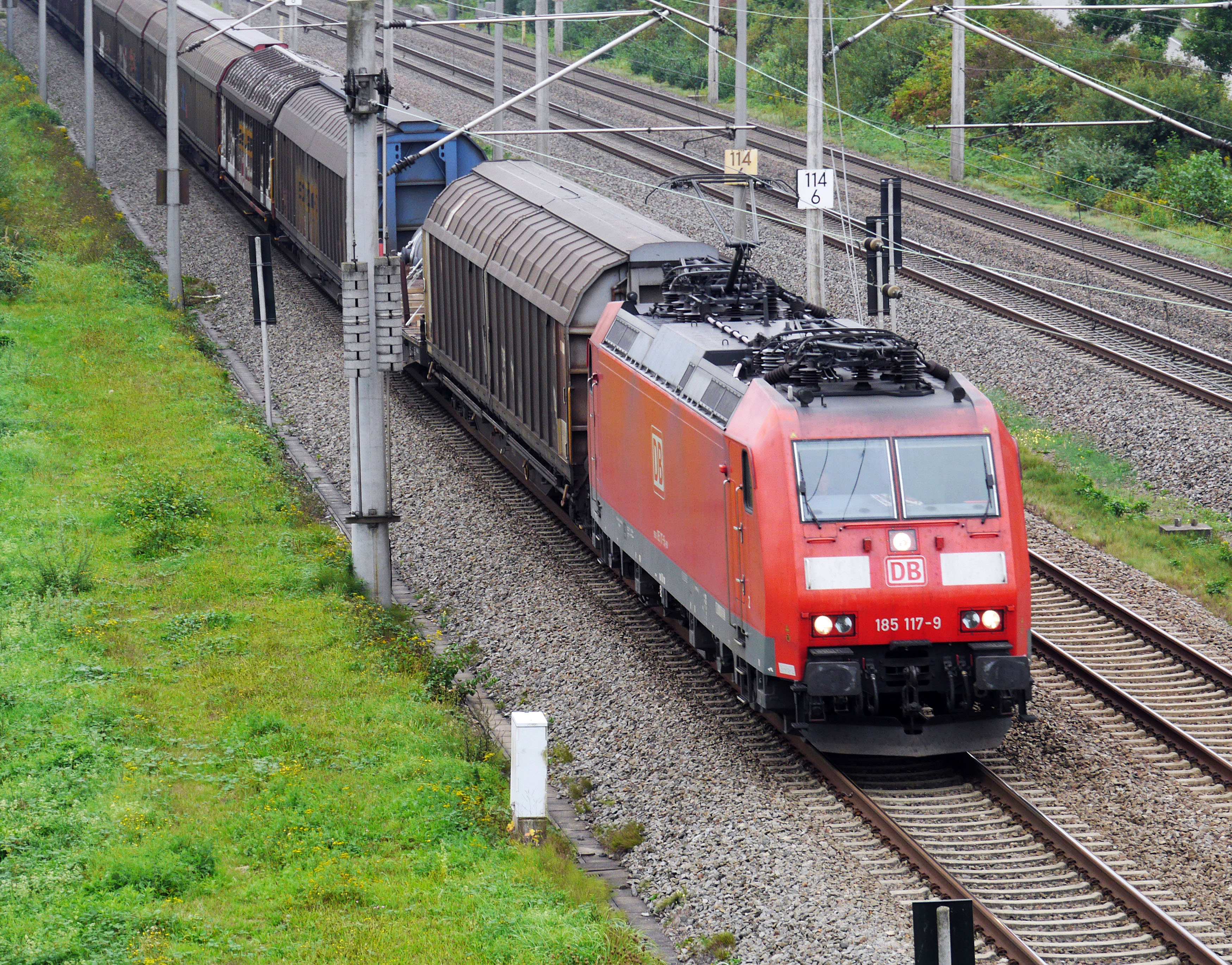 Ein GÃ¼terzug von DB Cargo auf der Strecke. (Foto: Â© Erich Westendarp / pixelio.de)