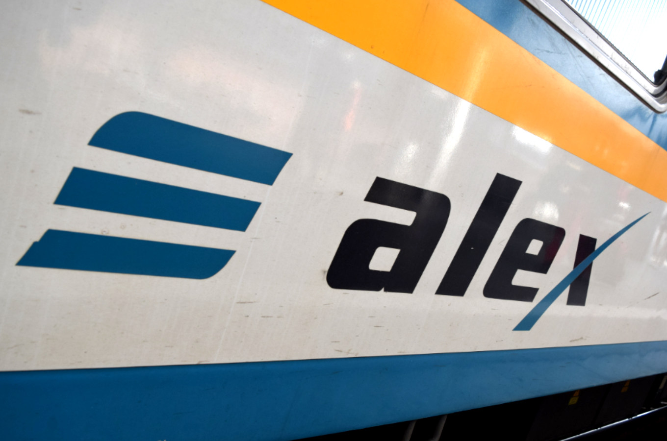 ALEX-Schriftzug auf einem Zug der LÃ¤nderbahn. (Foto: Â© Bahnblogstelle)