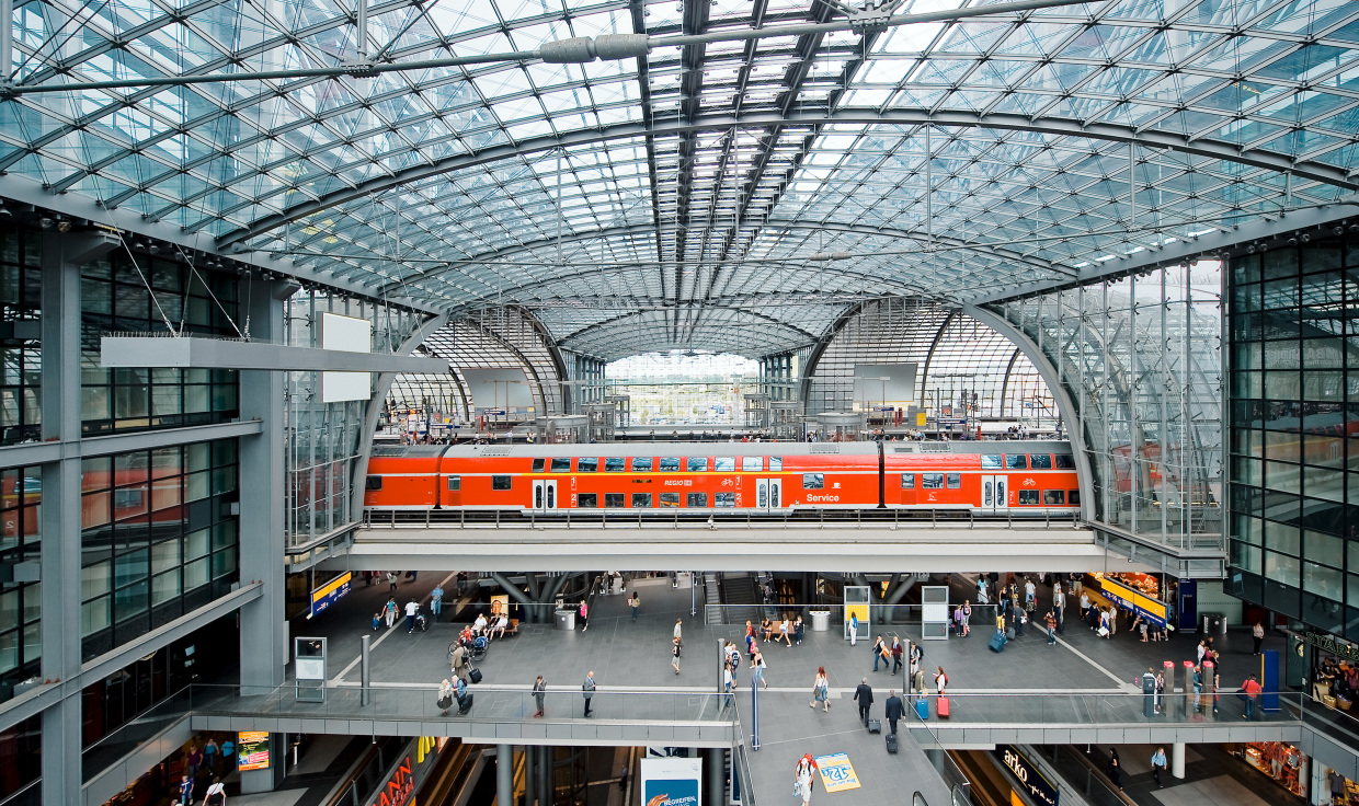 Blick in die Bahnsteighalle Berlin Hbf mit RE als Dosto. (Foto: Â© DB AG / Max LautenschlÃ¤ger)