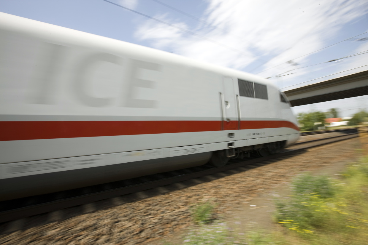 Symbolbild: Dynamisch aufgenommen rollt ein ICE 1 Baureihe 401 dem Ziel entgegen. (Foto: Â© DB AG / Ralf Braum)