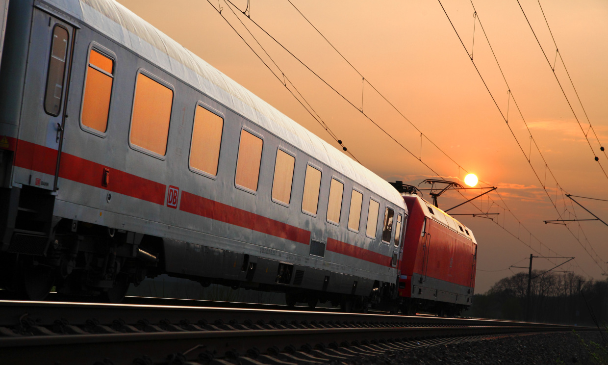 Symbolbild: Intercity-Reisezug mit Ellok Baureihe 101 unterwegs in den Sonnenuntergang. (Foto: Â© DB AG / Bartlomiej Banaszak)
