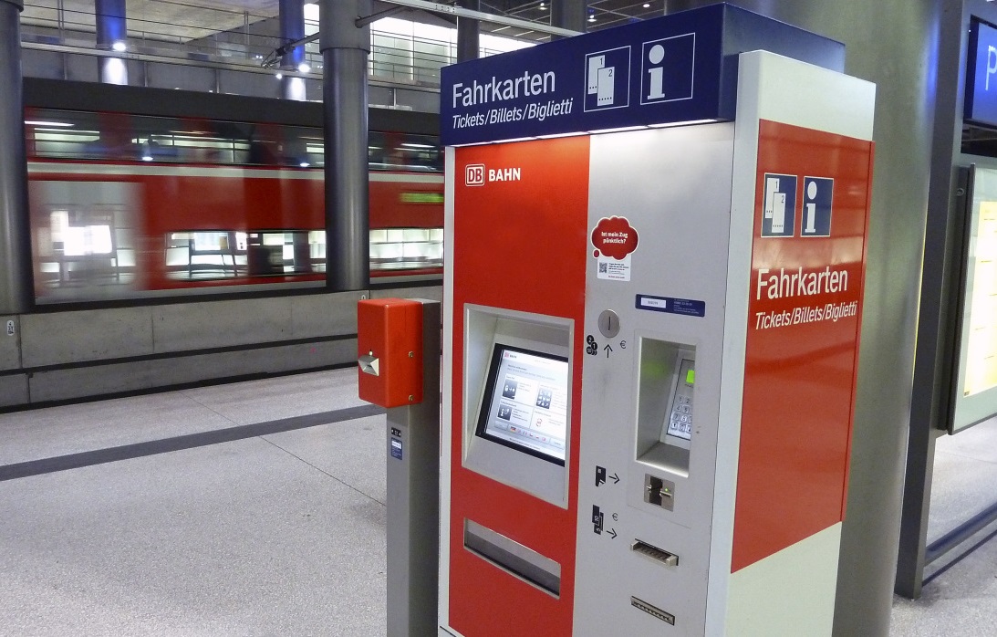 Fahrkartenautomat der Deutsche Bahn in einem Bahnhof (Foto: Â© DB AG / Volker Emersleben)