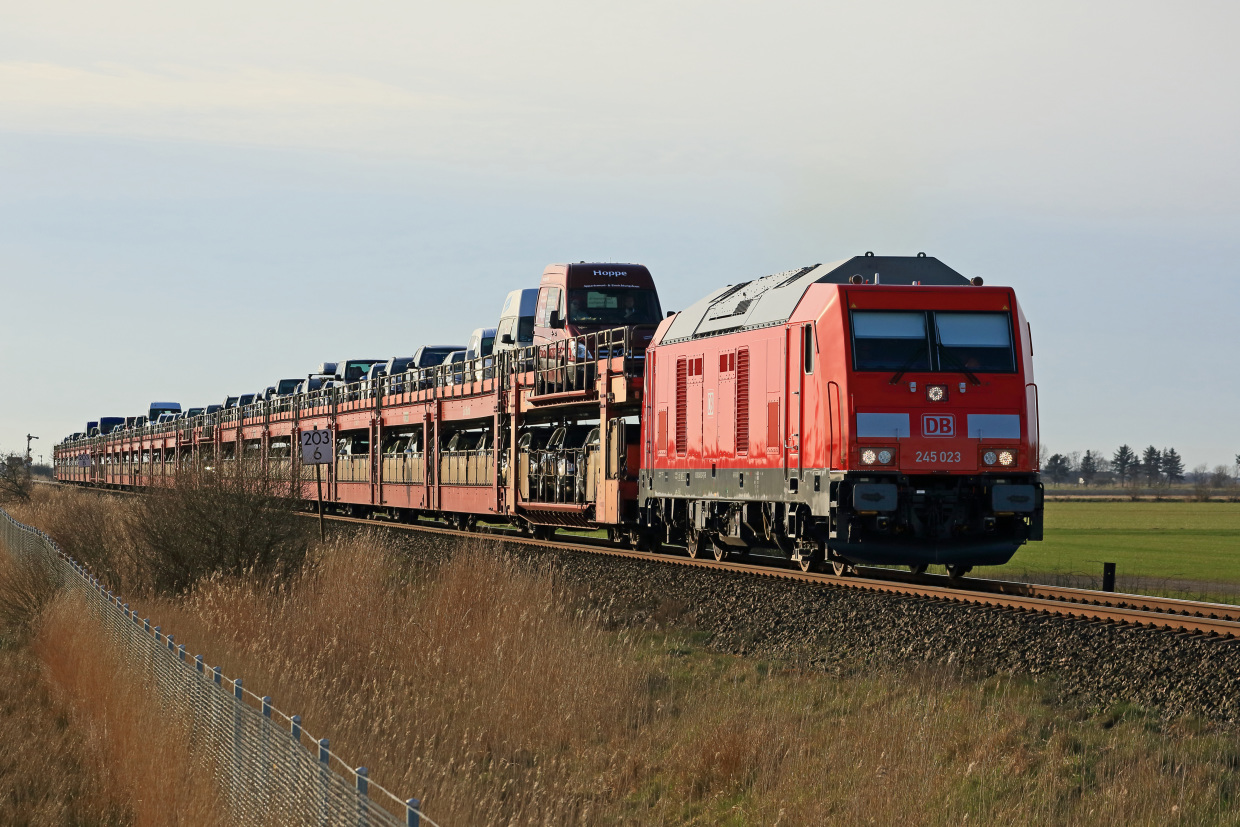 Eine Diesellok der Baureihe 245 der DB fÃ¤hrt mit einem Sylt Shuttle von Westerland/Sylt kommend bei Gotteskoog in Richtung NiebÃ¼ll. (Foto: Â© DB AG / Uwe Miethe)