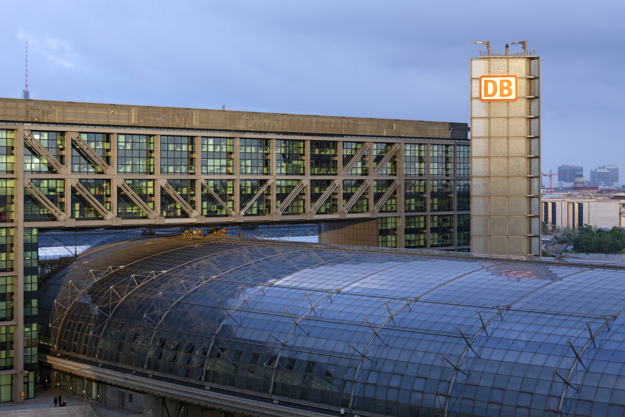 Blick durch das Glasdach auf die Gleishalle. (Foto: Â© DB AG / Axel Hartmann)