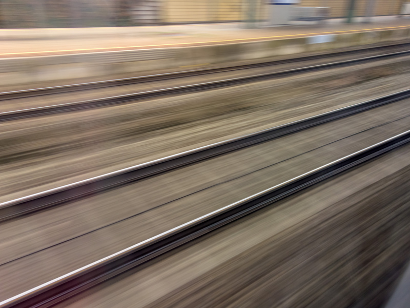 Symbolbild: Gleise und Schienen in Bewegung aus einem fahrenden Zug heraus. (Foto: Â© Gina Sanders / Fotolia)