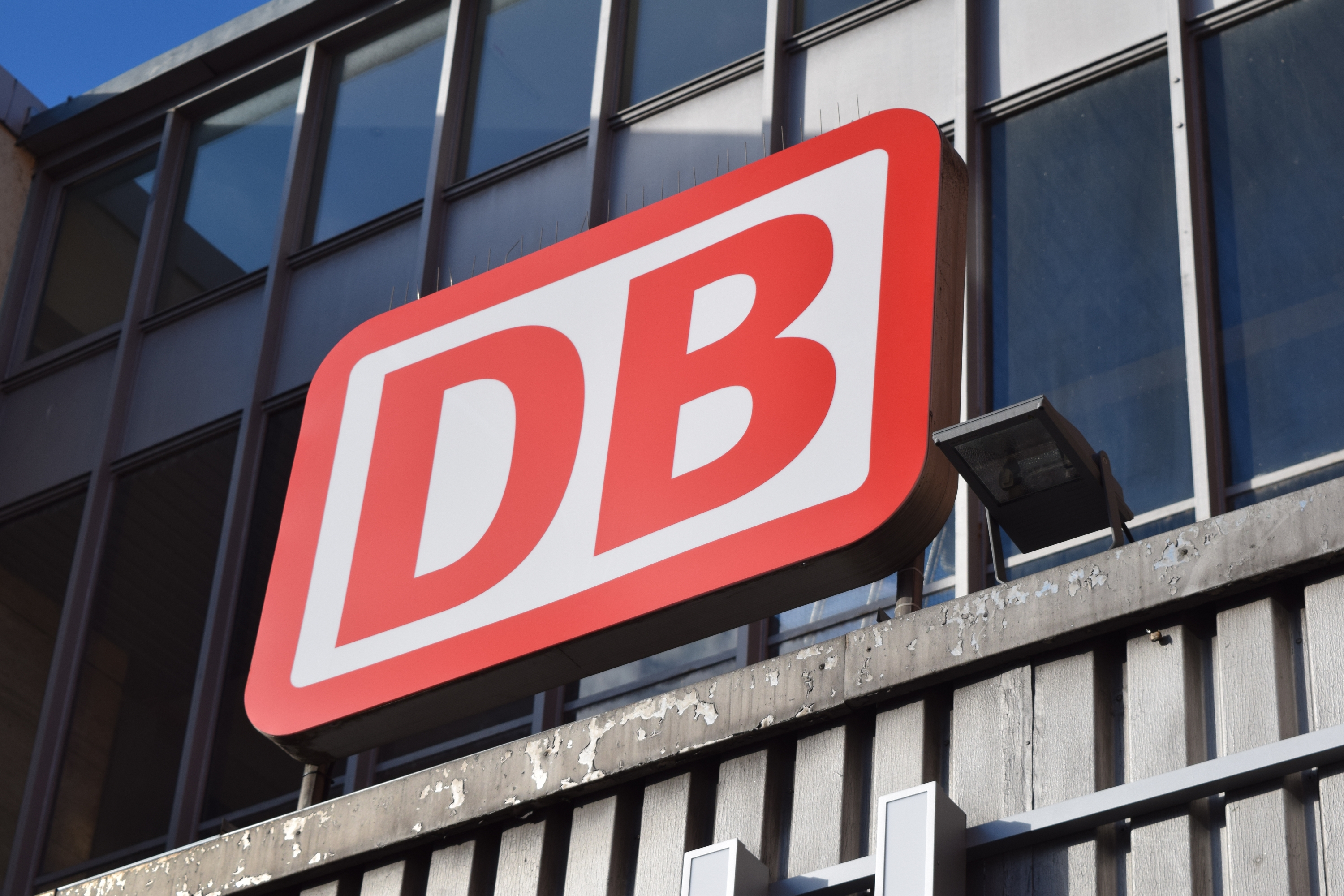 Logo der Deutschen Bahn am Eingang zu einem Bahnhof. (Foto: Â© Bahnblogstelle)