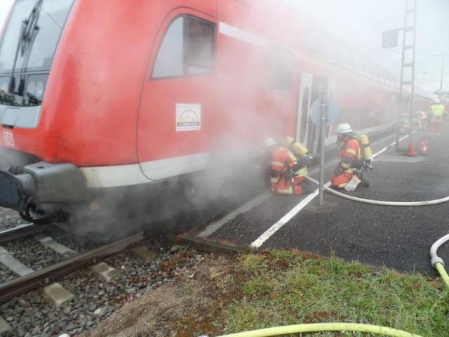 EinsatzkrÃ¤fte der Freiwilligen Feuerwehr Engen kÃ¼hlen das Bremssystem ab. (Foto: Â© Bundespolizei)