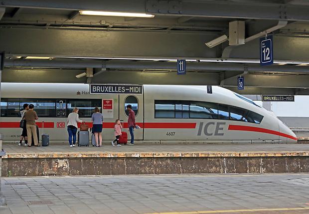 Ein ICE 3, Baureihe 406, steht am frÃ¼hen Morgen im Bahnhof BrÃ¼ssel Midi bereit zur Abfahrt nach Frankfurt/Main. (Foto: Â© DB AG / Uwe Miethe)