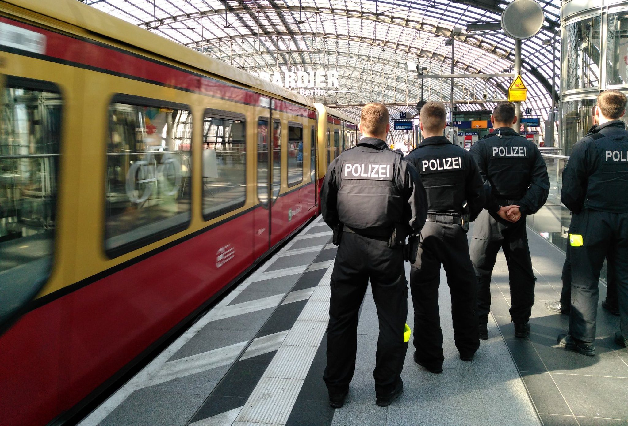 Versuchter Tötungsdelikt In Berliner S-Bahn - Zwei Mexikanische ...