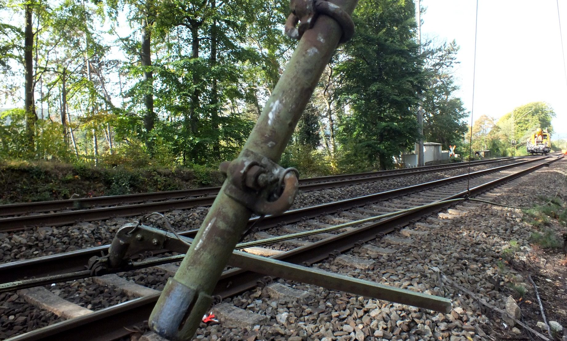 Kabeldiebe Beschädigen Oberleitung - Güterzug Reißt Fahrdraht Herunter ...