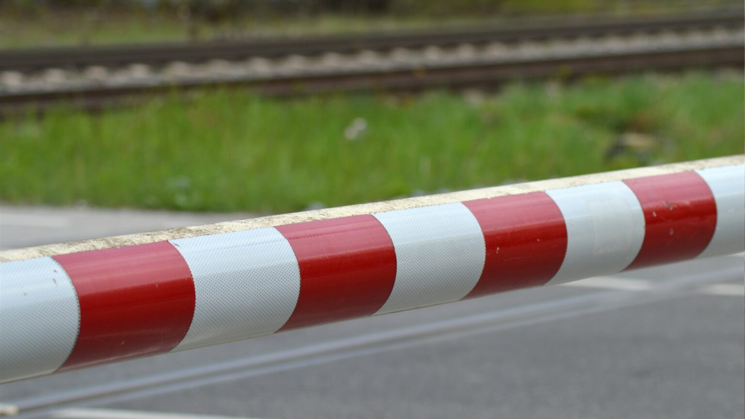 Schranke trifft Linienbus auf Bahnübergang | Bahnblogstelle
