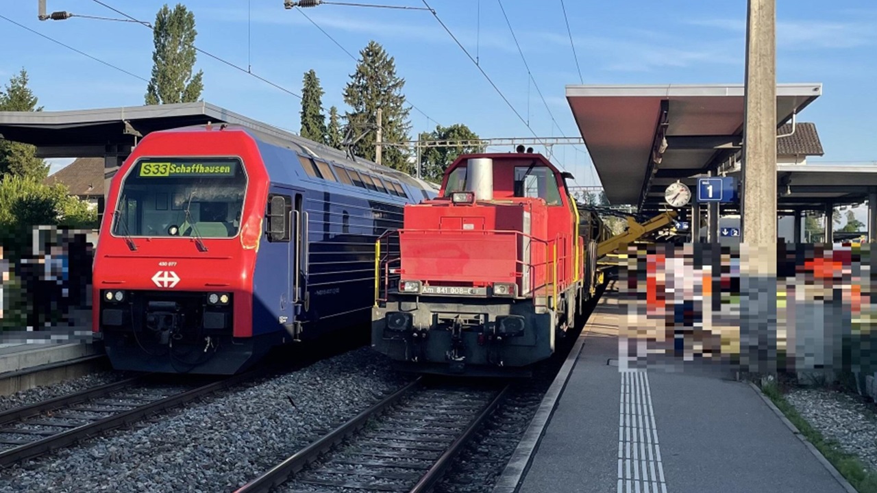 Unfall Im Bahnhof Henggart – Personenzug Kollidiert Mit Bauzug ...