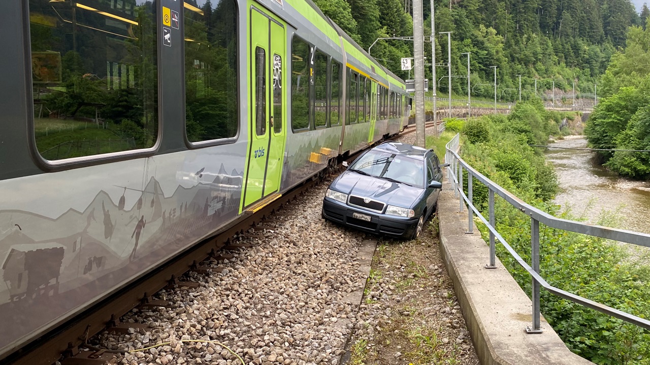 Autofahrer Bei Kollision Mit Zug Leicht Verletzt | Bahnblogstelle