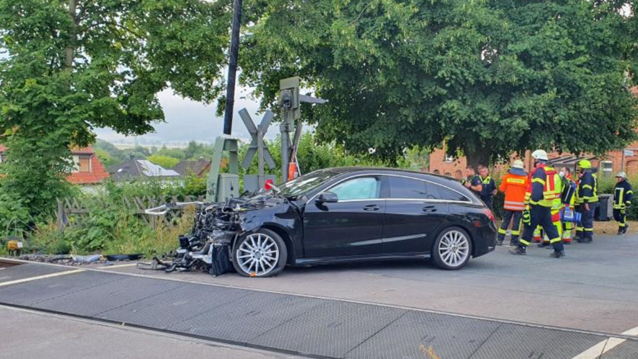 Auto Prallt Mit Zug Zusammen - Fahrerin Leicht Verletzt | Bahnblogstelle