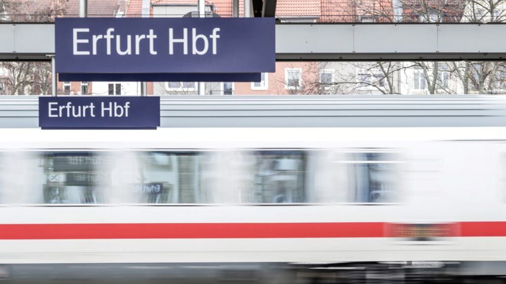 2018 00 erfurt hbf bahnhofsschild intercity c db ag kai michael neuhold