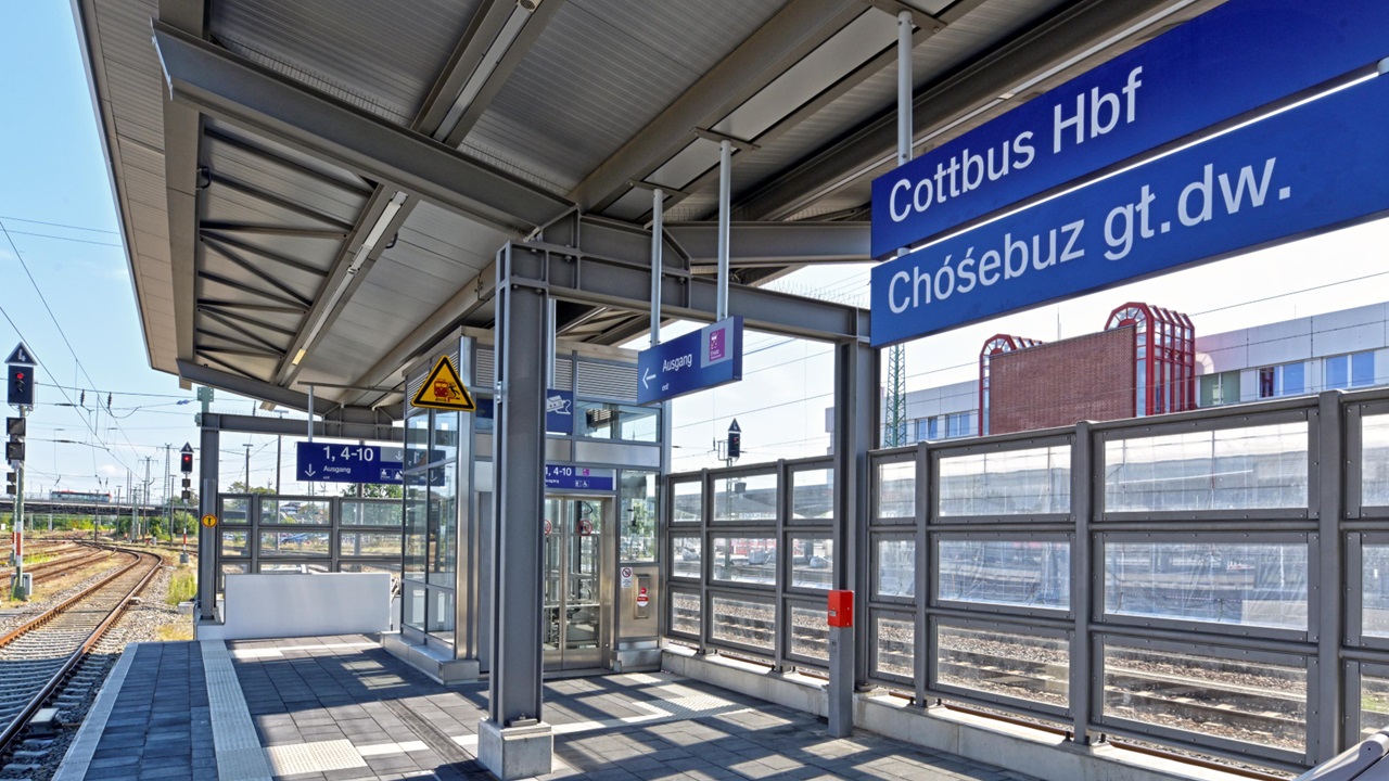 2019 00 cottbus hbf bahnhofsschild bahnsteig c db ag christian bedeschinski