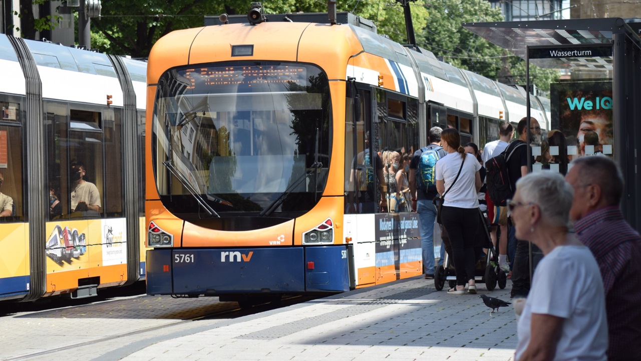 Verkehrsverbund Rhein Neckar 9 Euro Ticket War Nur Befristetes   2022 06 Symbolbild Mannheim Strassenbahn Fahrgaeste Haltestelle 2  C  Evn 