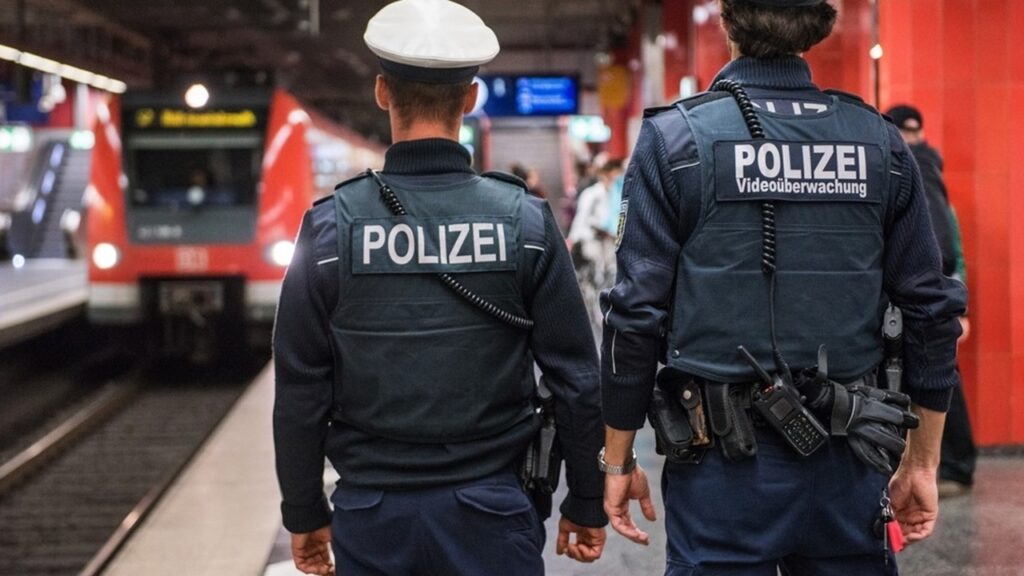 2022 09 symbolbild bundespolizei beamte streife muenchen hbf s bahn bahnsteig 3 c bpol