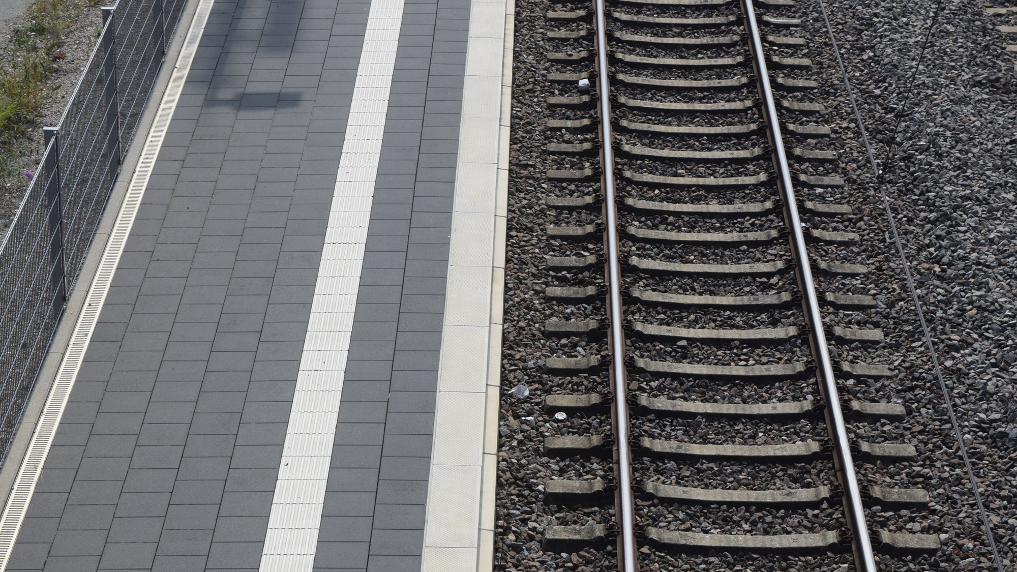 bahnsteig bahnsteigkante gleis symbolbild 2 c evn