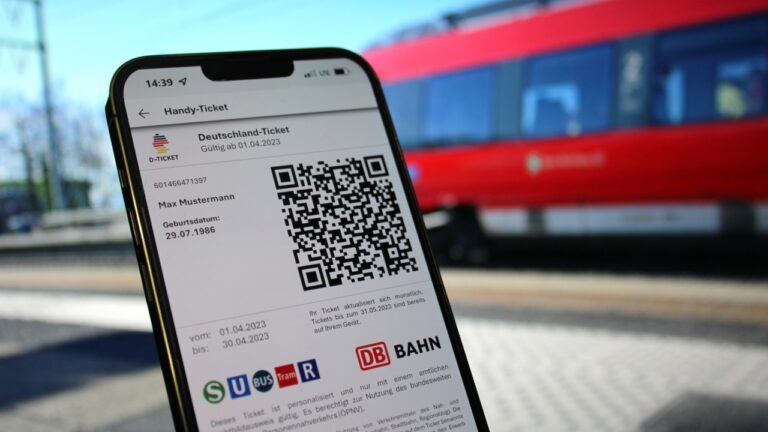 Verbraucherschützer beklagen offene Fragen beim 49-Euro-Ticket