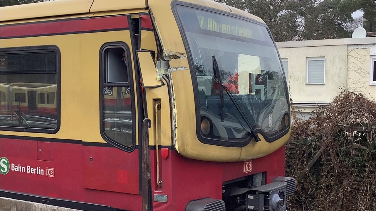 Zwei Verletzte Bei Kollision Von S-Bahn Mit Bagger | Bahnblogstelle