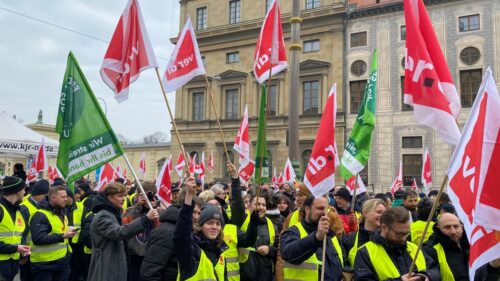 Warnstreiks Im ÖPNV - Verdi Und Klimaaktivisten Gemeinsam Auf Der ...