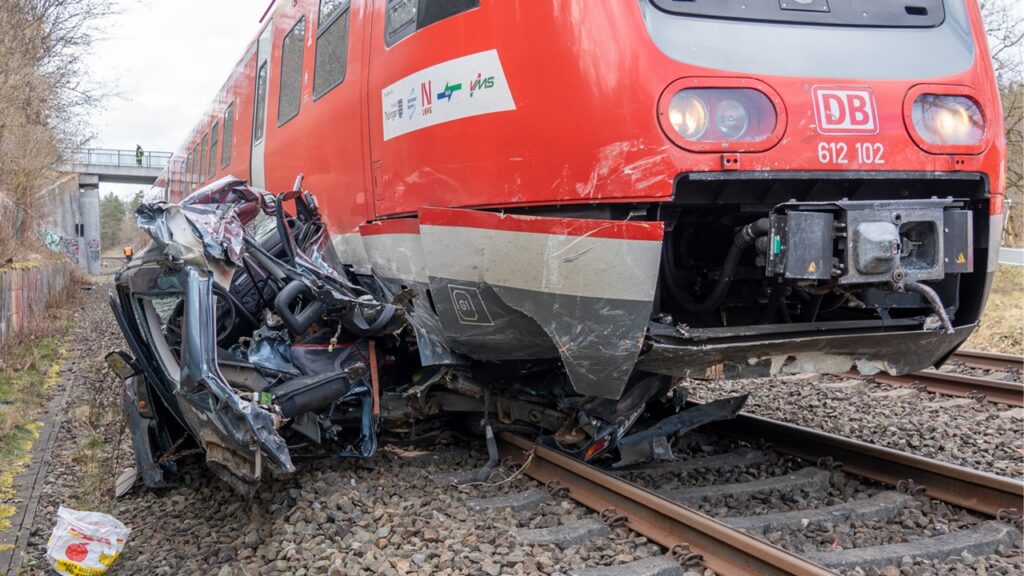 Regionalzug Kollidiert Mit Auto Im Gleisbereich – Bahnblogstelle