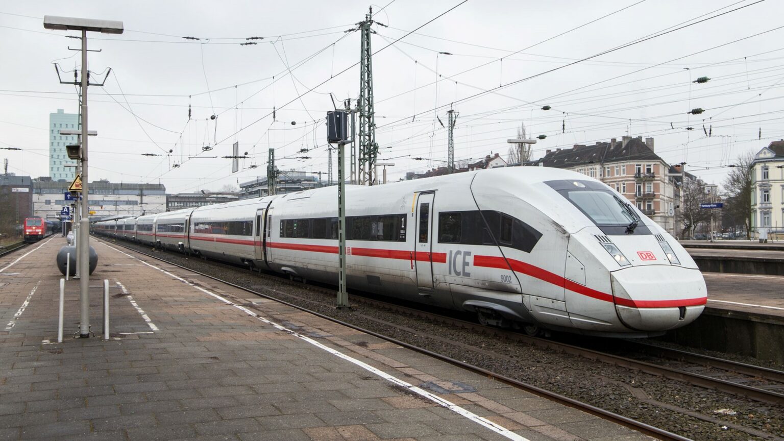 Oberleitungsschaden Bei Hamburg-Altona Behindert Zugverkehr ...