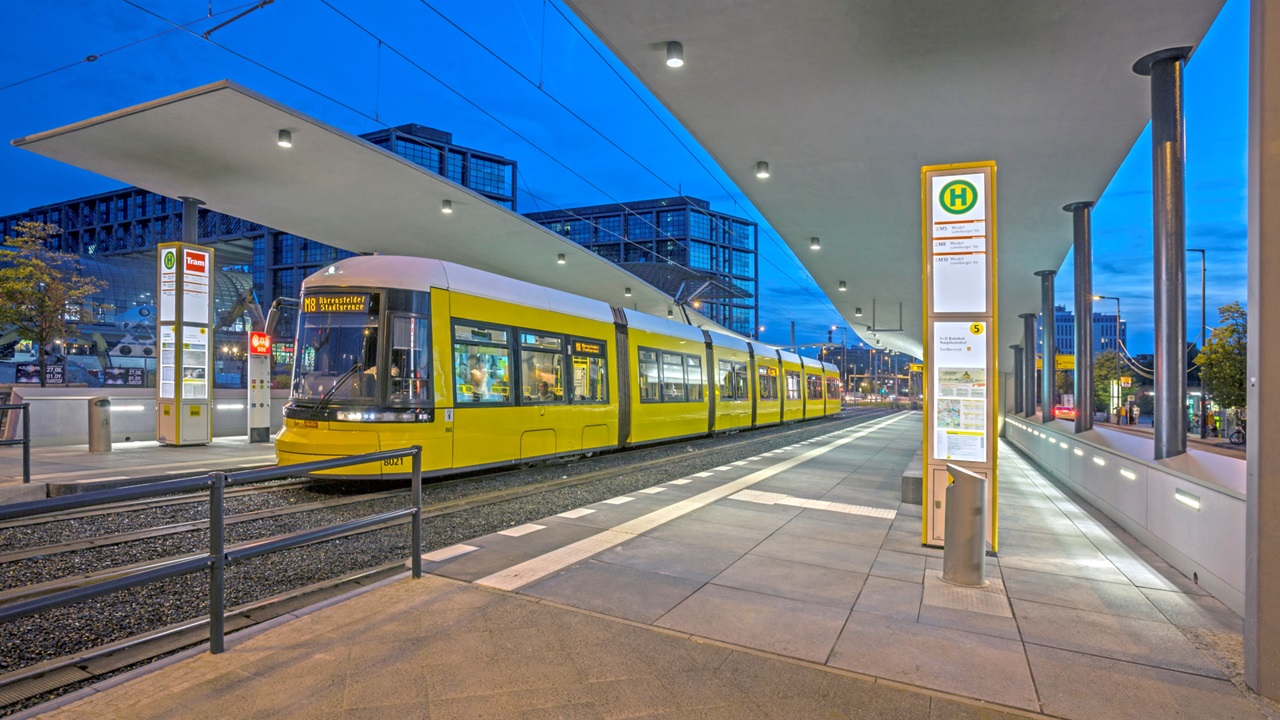 https://bahnblogstelle.com/wp-content/uploads/2023/06/2023-00-berlin-hbf-tram-strassenbahn-bvg-haltestelle-bahnsteig__c__bvg.jpg