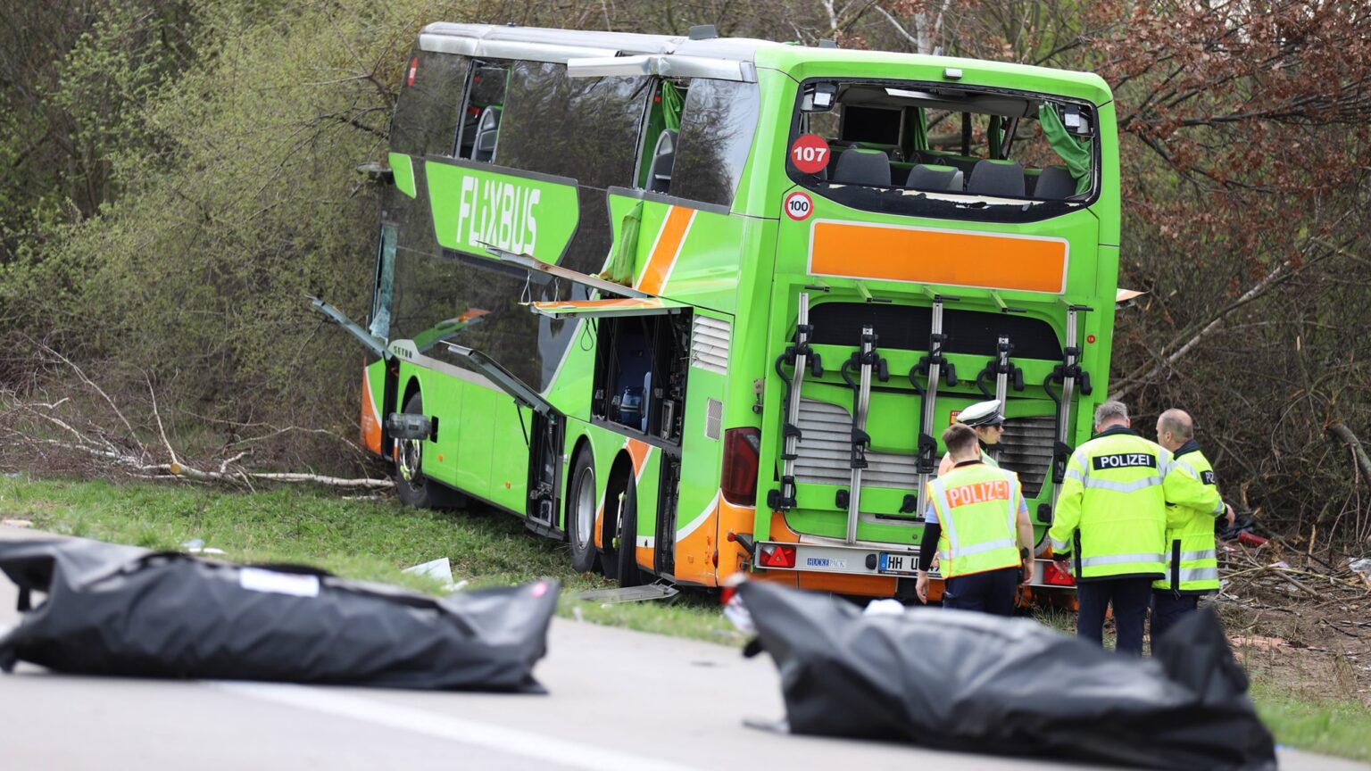 Mehrere Tote bei Busunglück auf A9 Flixbus zeigt sich betroffen