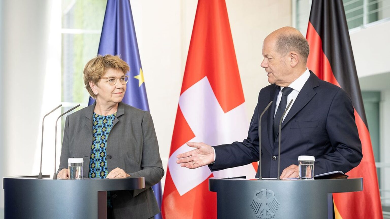 Scholz macht Schweizer Bundespräsidentin Hoffnung auf bessere Bahn