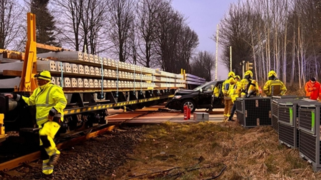 Autofahrerin F hrt An Bahn bergang In Bauzug Bahnblogstelle
