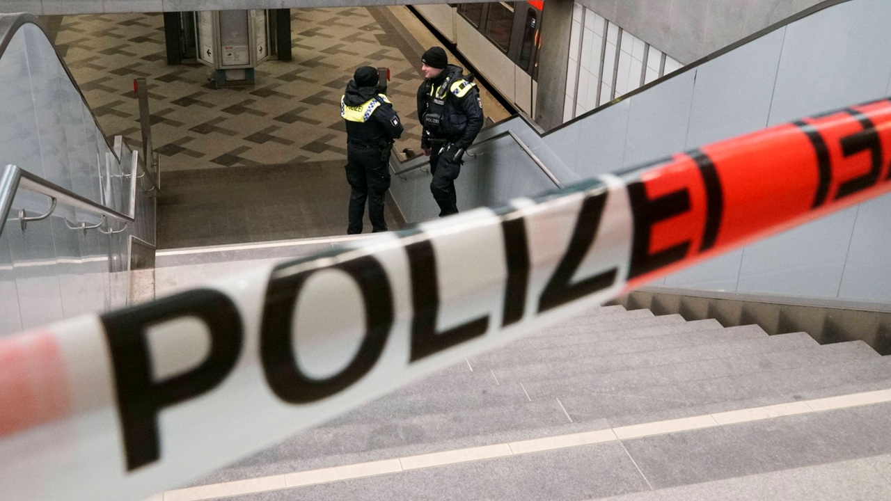 25-Jähriger zerrt 18-Jährige in Hamburg vor U-Bahn – Bahnblogstelle